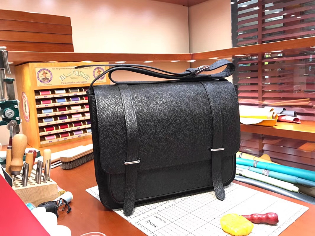 HERMES 爱马仕 男士邮差包 BLACK 黑色 现货系列 配全套专柜原版包装 银扣