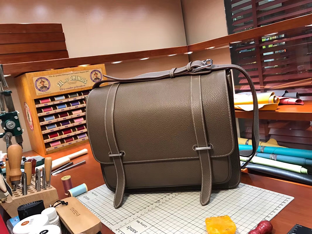 HERMES 爱马仕 男士邮差包 大象灰 CK18 Etoupe 现货系列 配全套专柜原版包装 银扣