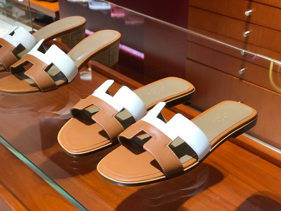 Hermes 经典款中跟拖鞋 Swift leather 拼色款 土黄拼纯白色