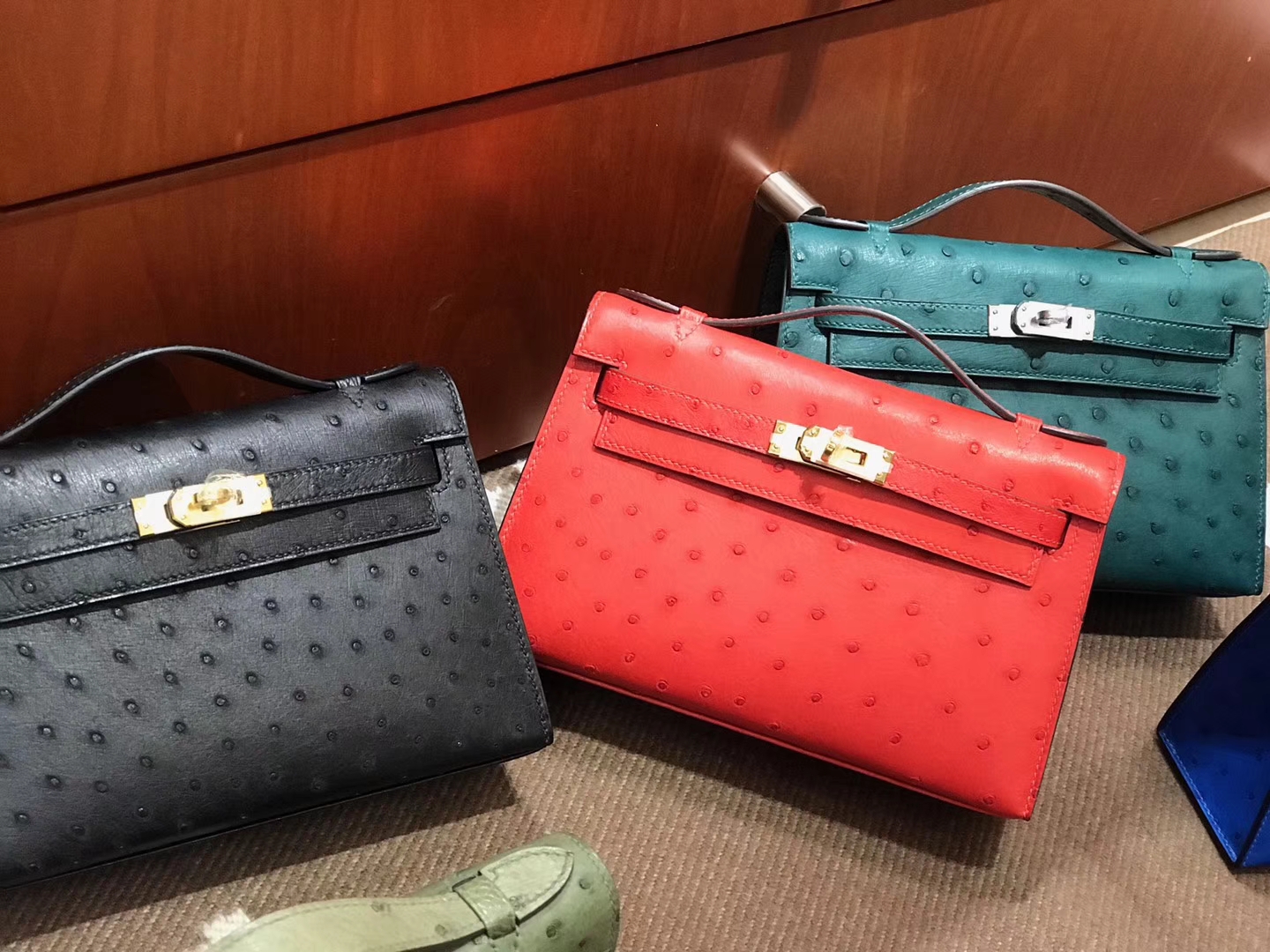 HERMES 爱马仕 Mini Kelly 22cm 鸵鸟皮 中国红金扣 现货一个