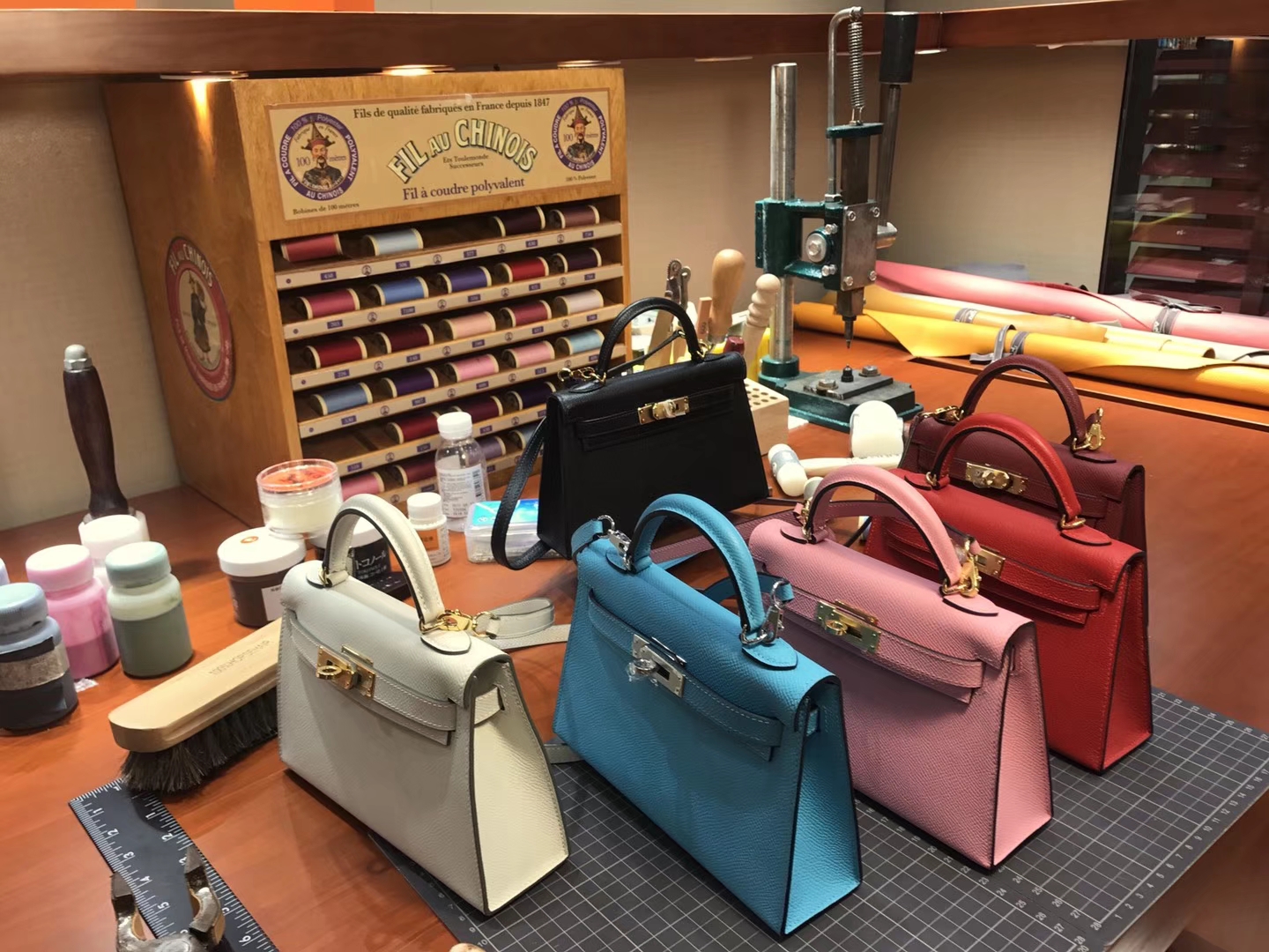 HERMES 爱马仕 MiniKelly 2 黑色/奶昔白/奶昔粉/石榴红/天空蓝/番茄红 20cm 金银扣都可定制