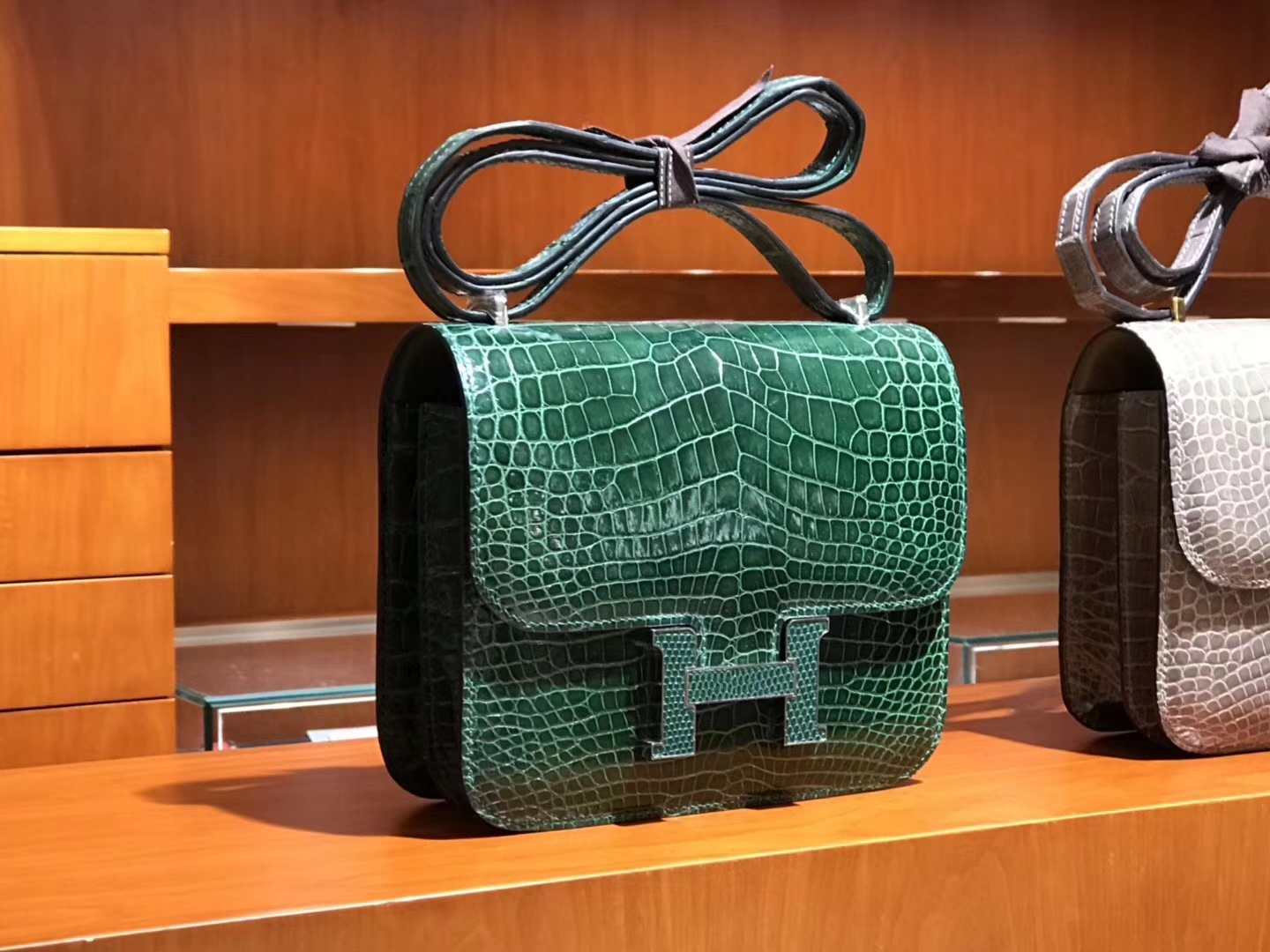 HERMES 爱马仕 Constance 19CM 黑色/焦糖色/奶昔粉/斑鸠灰/草绿/翡翠绿/祖母绿/天空蓝/番茄红/大象灰