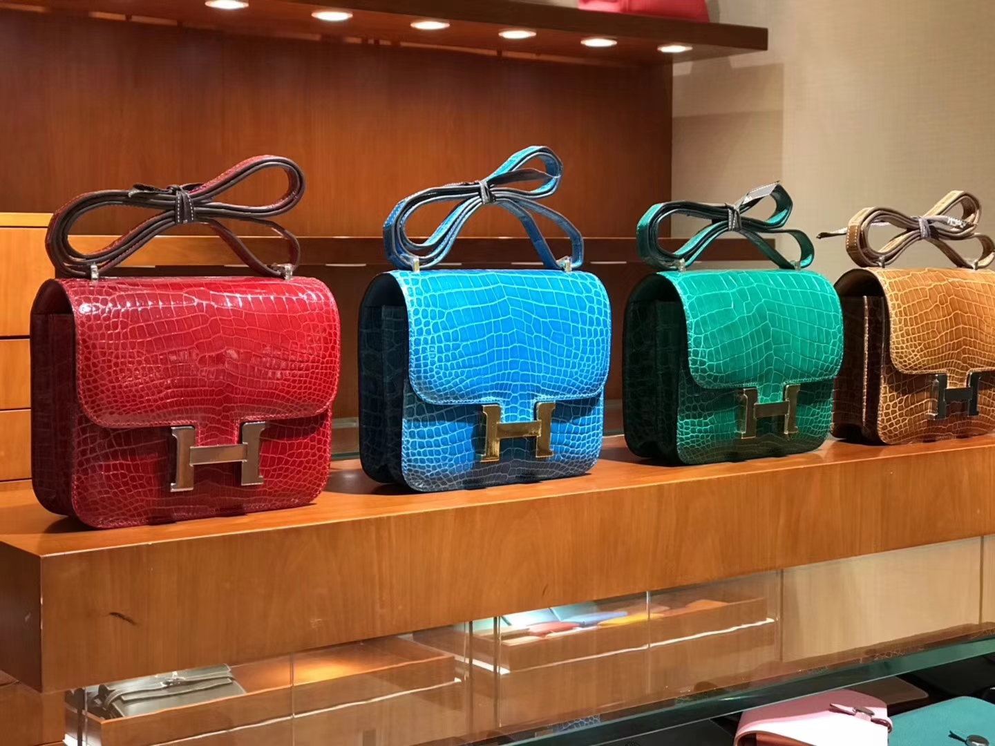 HERMES 爱马仕 Constance 19CM 鳄鱼皮 翡翠绿 天空蓝 番茄红 焦糖色