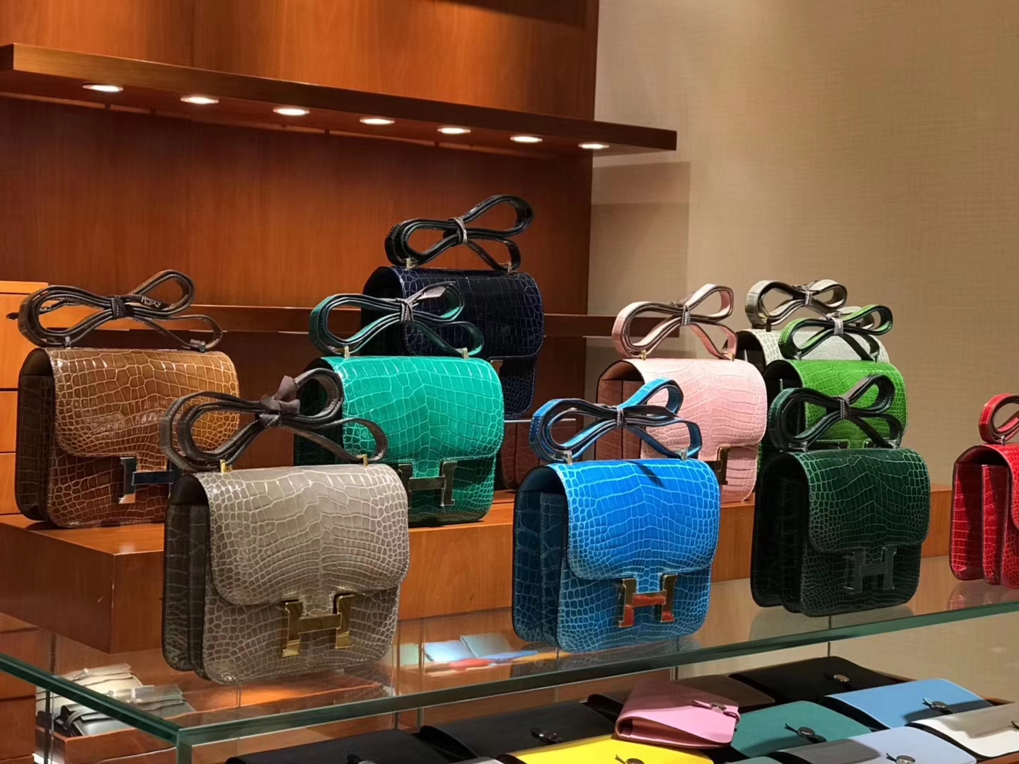 HERMES 爱马仕 Constance 19CM 黑色/焦糖色/奶昔粉/斑鸠灰/草绿/翡翠绿/祖母绿/天空蓝/番茄红/大象灰