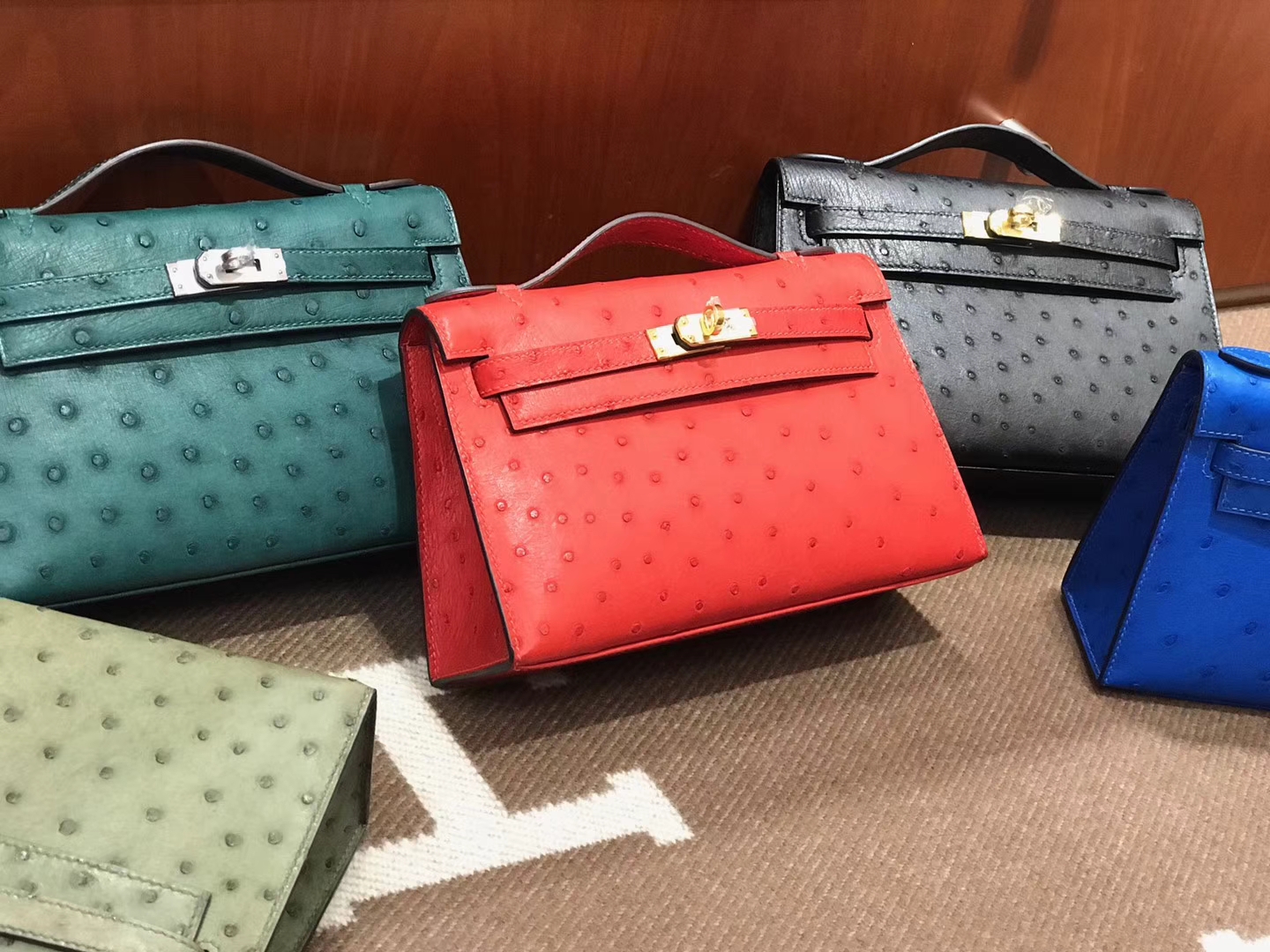HERMES 爱马仕 Mini Kelly 22cm 鸵鸟皮 中国红金扣 现货一个