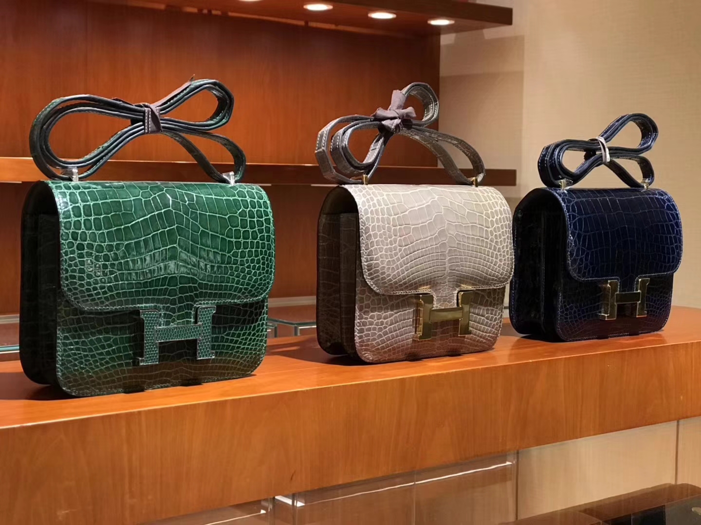 HERMES 爱马仕 Constance 19CM 黑色/焦糖色/奶昔粉/斑鸠灰/草绿/翡翠绿/祖母绿/天空蓝/番茄红/大象灰