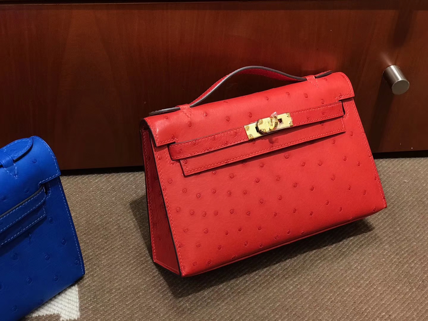 HERMES 爱马仕 Mini Kelly 22cm 鸵鸟皮 中国红金扣 现货一个