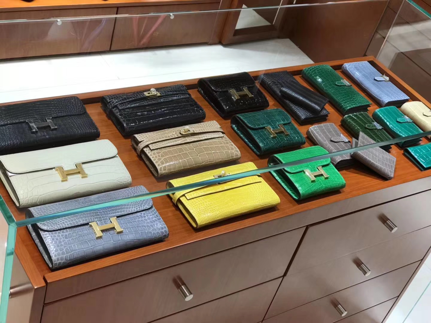 HERMES 鳄鱼皮钱包 独一无二 价格小贵 Kelly Bearn Constance钱夹