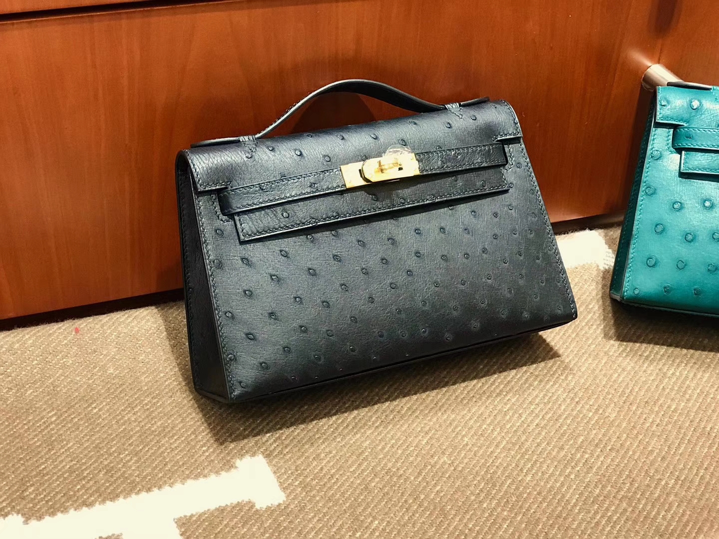 HERMES 爱马仕 Mini Kelly 22cm 鸵鸟皮 黑色金扣 现货一个