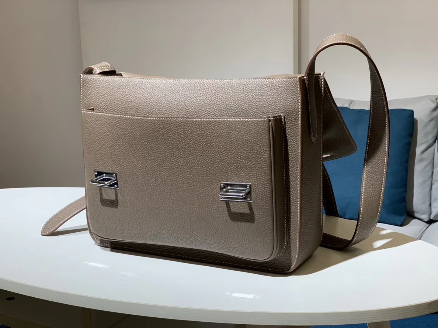 HERMES 爱马仕 斜挎邮差包 Clemence皮 灰色 尺寸：33×27×10
