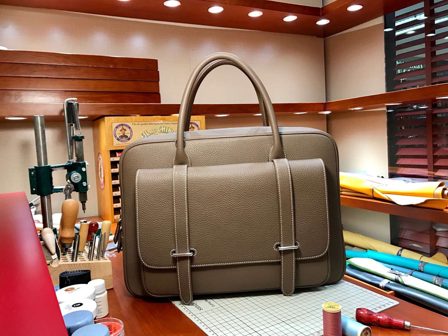 【男包】手提邮差包（有肩带） Clemence皮  大象灰 现货  尺寸：40×28×10cm
