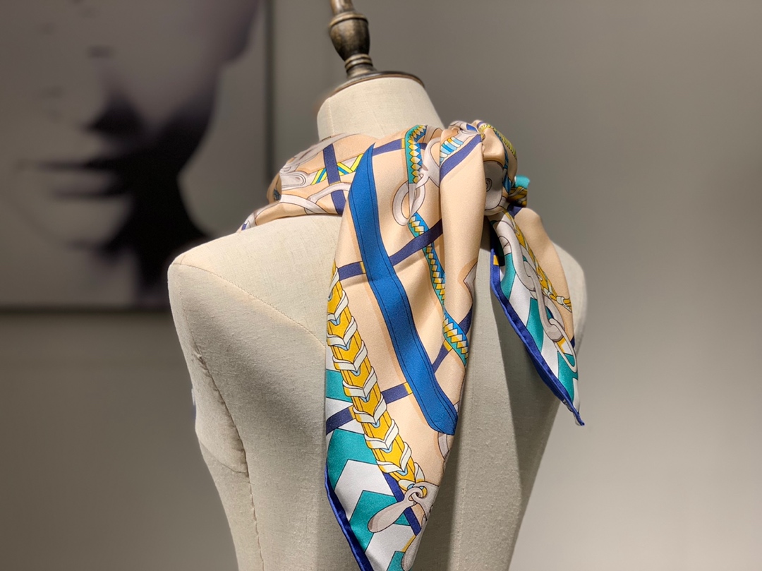 H 方巾《全副马具》粉色 90×90cm  100%斜纹桑蚕丝 姆米数足  套色一级