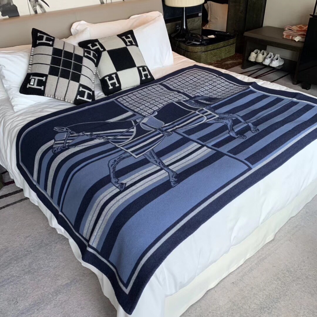Hermes  《 新骏马披挂 》毛毯 140*180cm   90%羊毛10%羊绒 新款 独家放送 藏蓝色