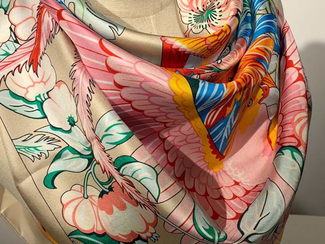 2020春夏· 新款  140cm H 《彩色鹦鹉之爱》 奶茶色 140*140cm  100%斜纹真丝