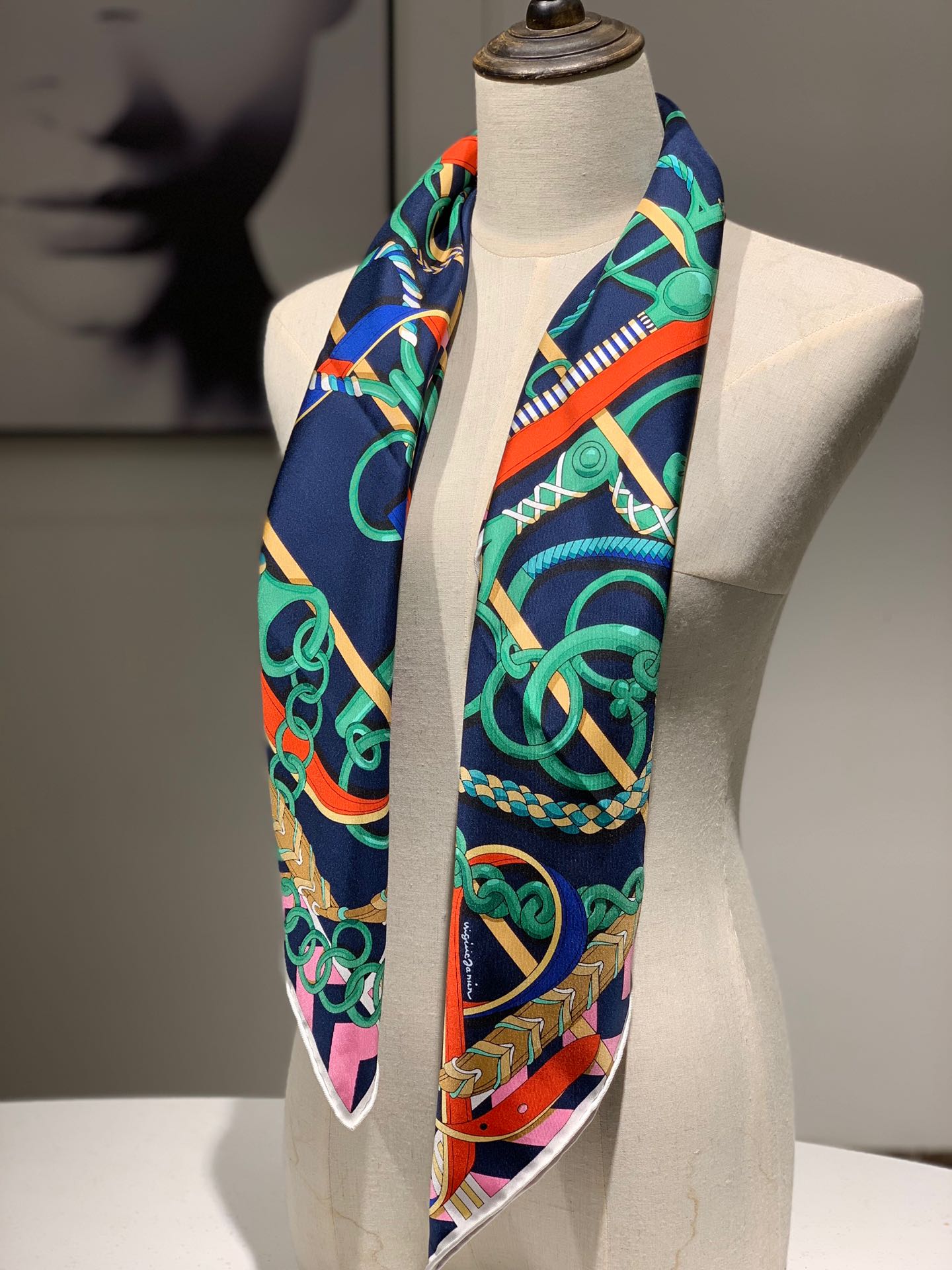 H 方巾《全副马具》藏蓝色 90×90cm  100%斜纹桑蚕丝 姆米数足  套色一级