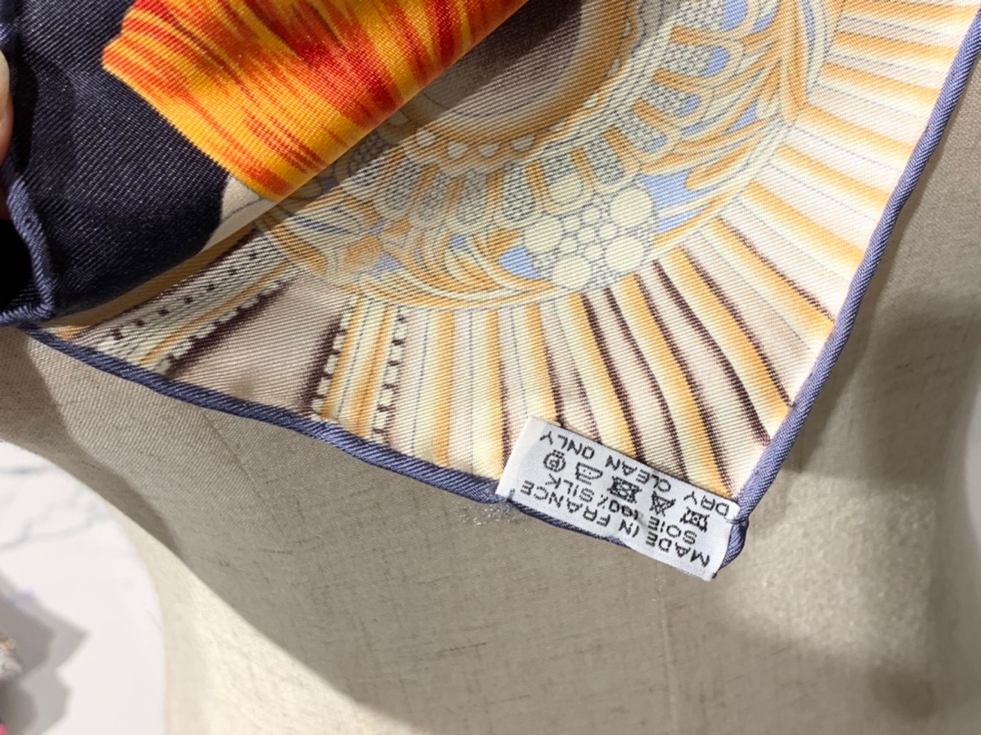 HMS  真丝方巾 《武士的服饰》黑色 足足18姆米  100%斜纹真丝 90*90cm 原版包装