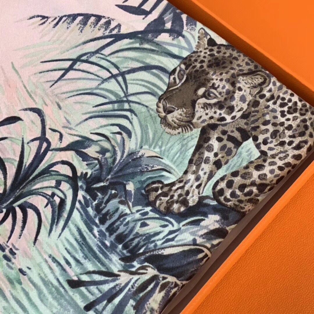 《赤道丛林》水洗方巾 粉色 蚕丝面料 90x90cm 适合任何不同风格的女性