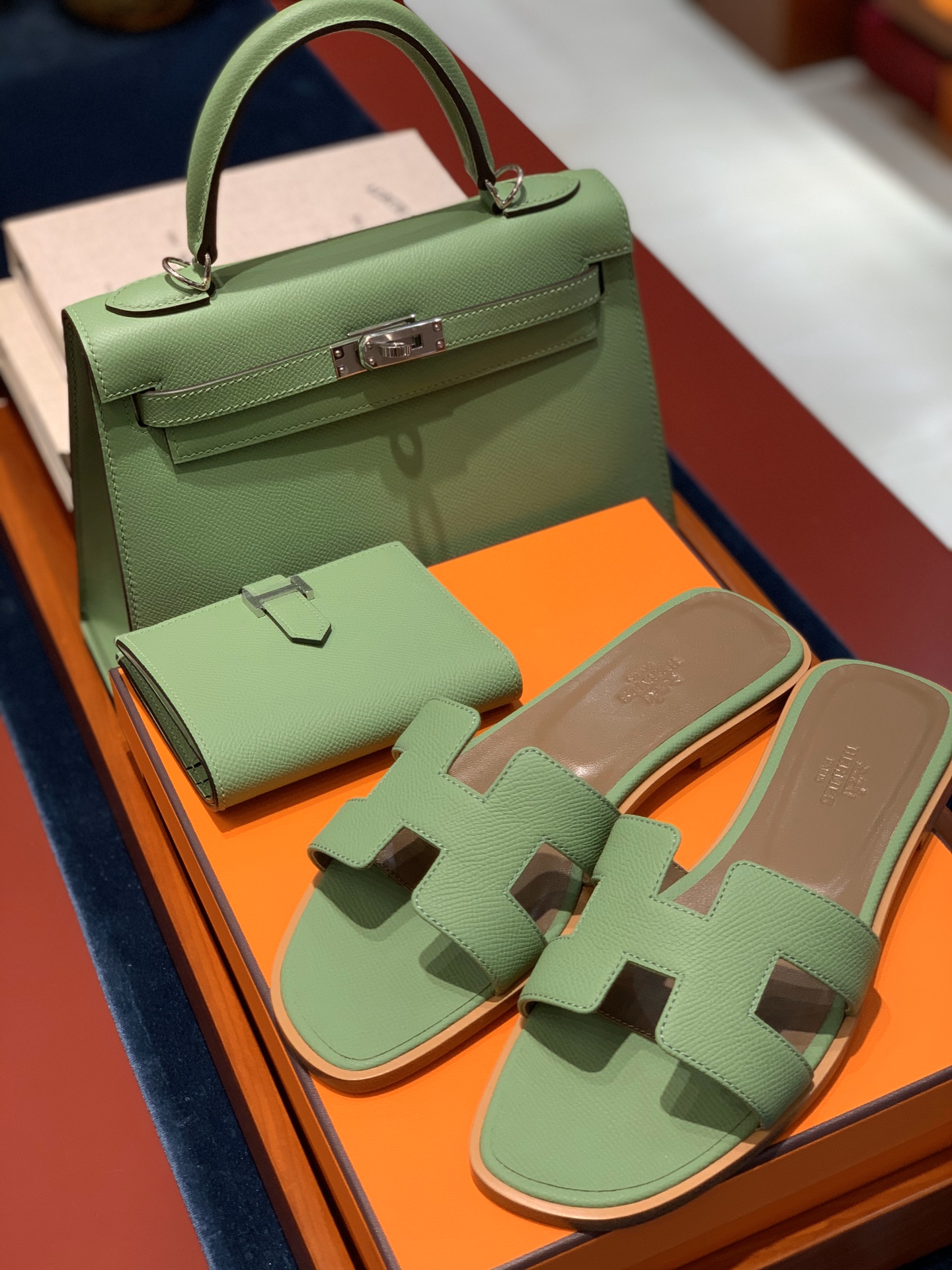 牛油果色 HERMES 掌纹拖鞋 平底 中跟 爱马仕香港官网