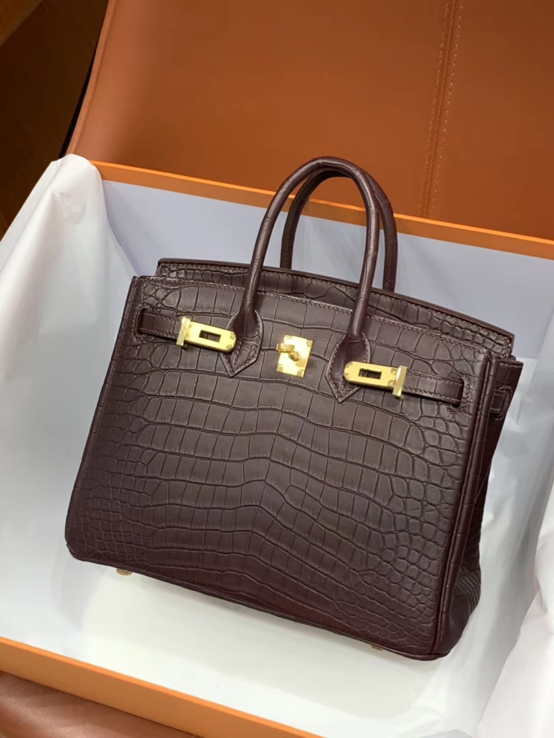 爱马仕包包价格 巧克力棕 鳄鱼皮 金扣 纹路清晰 手感超级好 完胜正品 Birkin 25/30