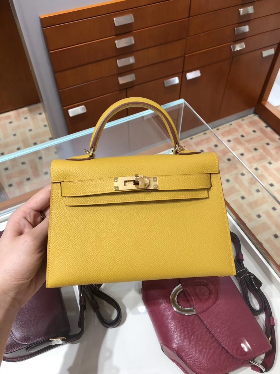 爱马仕香港官网 mini Kelly 二代 epsom皮 琥珀黄 金扣 现货