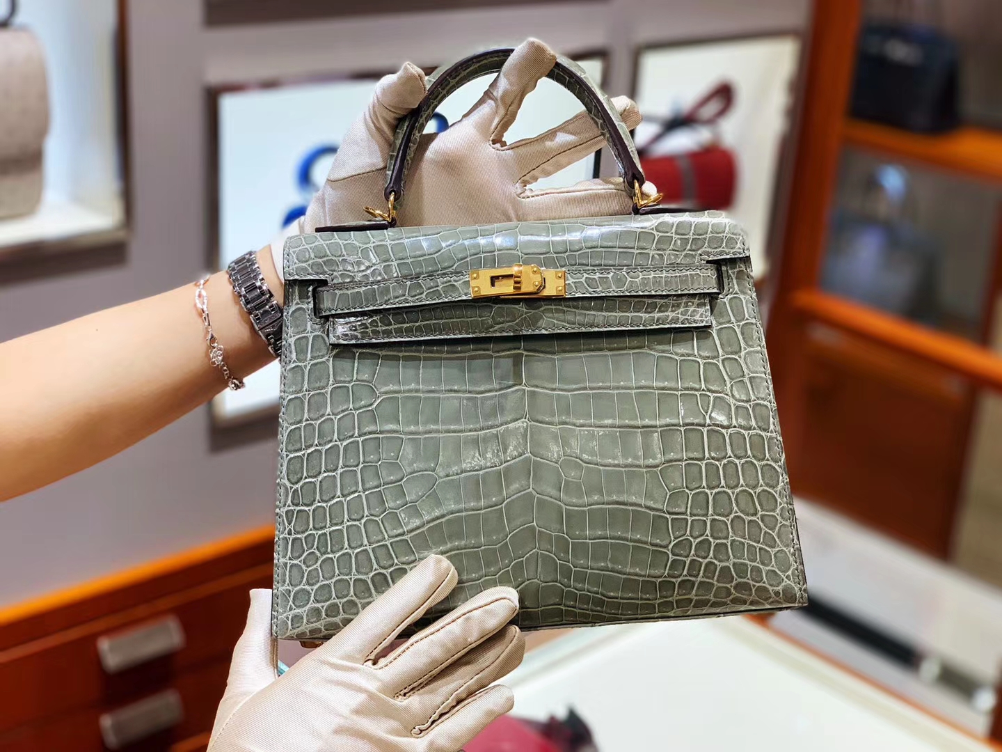 爱马仕包包价格 浅灰 鳄鱼皮 金扣 纹路清晰 手感超级好 完胜正品 Kelly 25/28cm