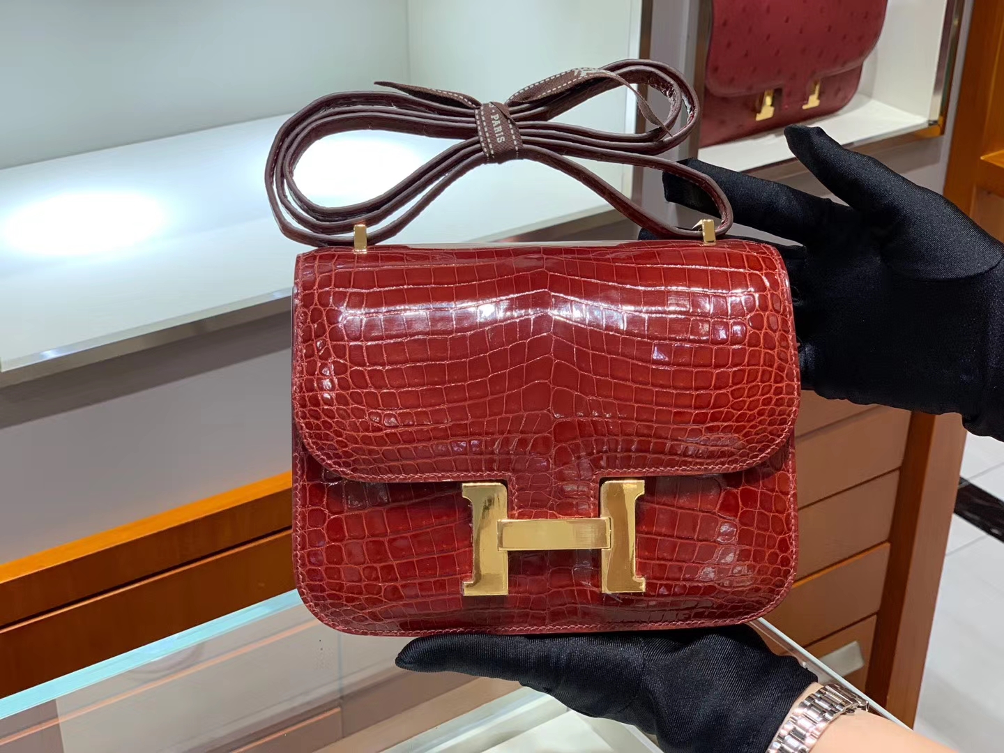 爱马仕香港官网 HERMES Constance 18cm 高光 波尔多酒红 金扣