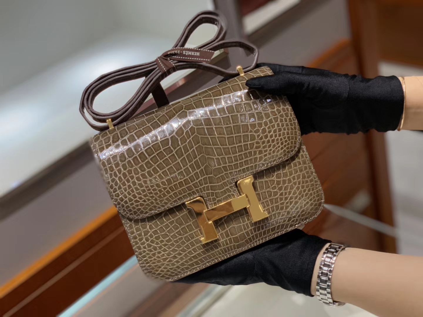 爱马仕香港官网 HERMES Constance 18cm 高光 沥青灰 金扣