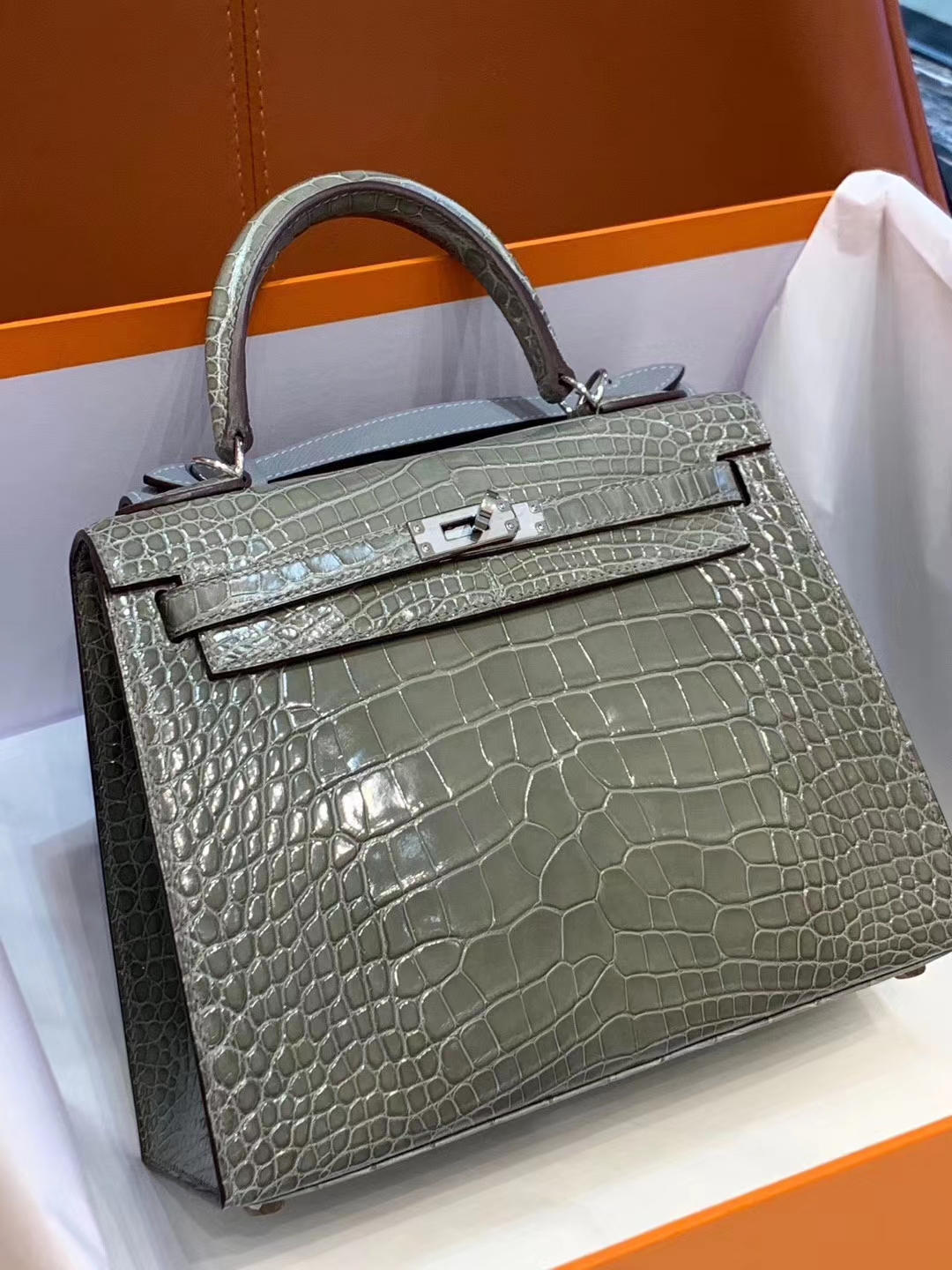 爱马仕香港官网 鳄鱼皮 金银扣 纹路清晰 手感超级好 完胜正品 Kelly28CM灰色   