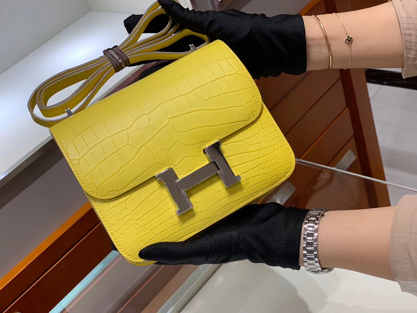 爱马仕香港官网 HERMES Constance 18cm 雾面 柠檬黄