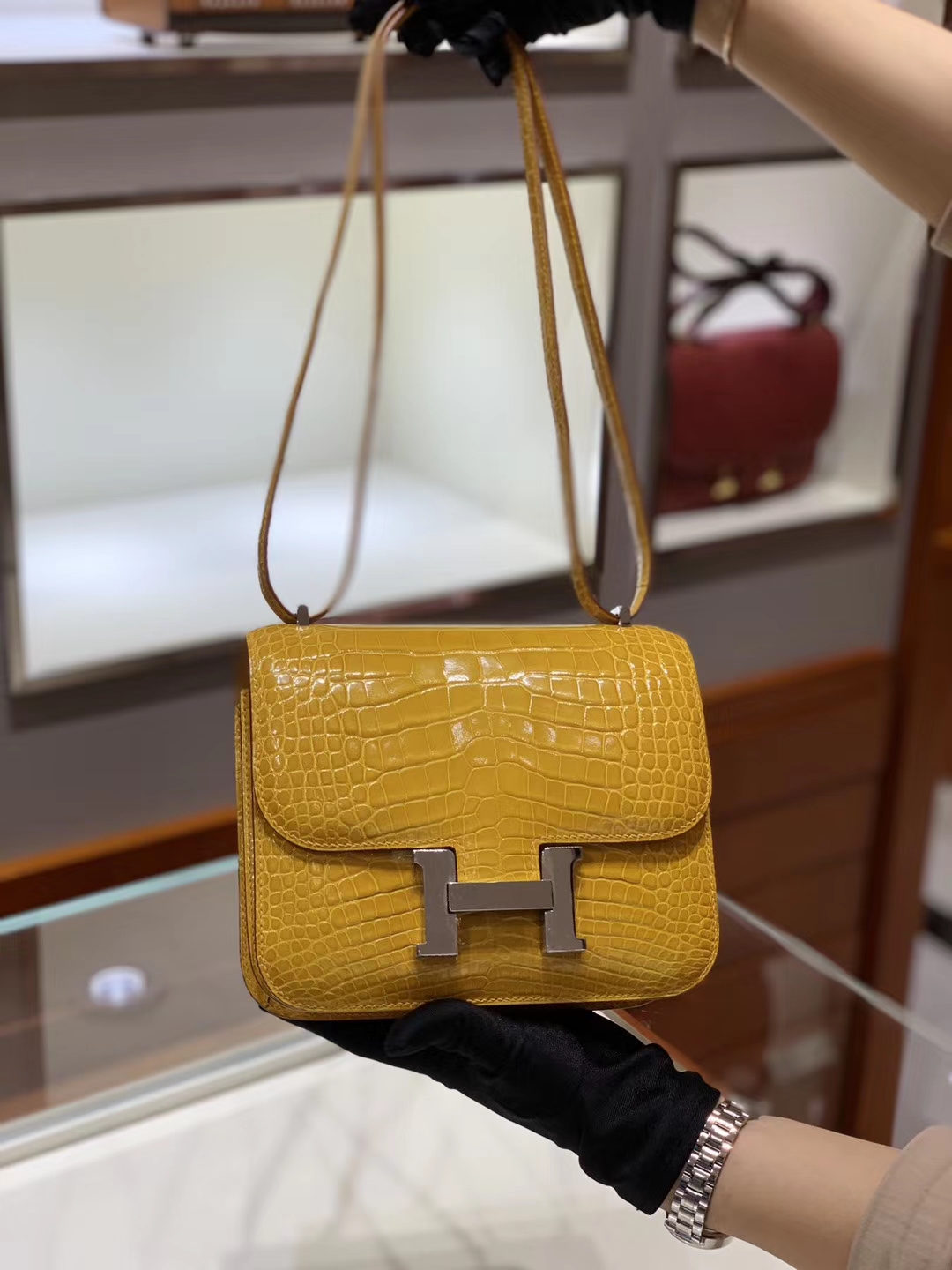 爱马仕香港官网 HERMES Constance 18cm 高光 琥珀黄 金扣