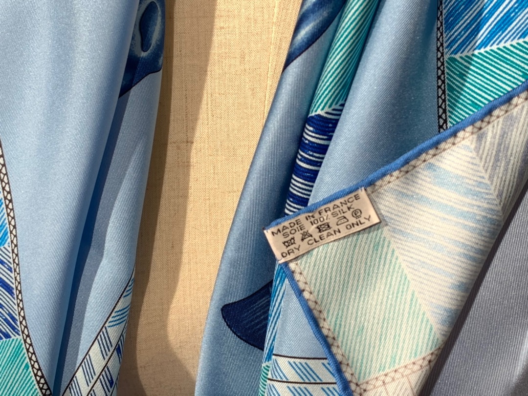 2020年春夏· 新 HERmes《福宝挚爱》 四色入 90*90cm 100%真丝 蓝色