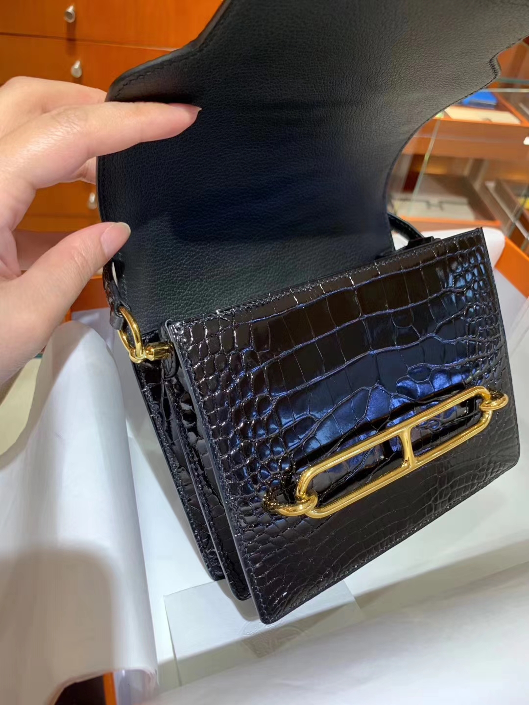 爱马仕包包官网 HERMES 爱马仕 roulis 18cm 黑金 鳄鱼皮