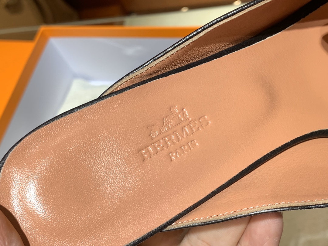 爱马仕鞋子官网 新款 乐福单鞋  康康H扣流苏款式  跟高5cm  鞋型上脚很秀气  黑色 码数34~41  正码 码数不调换哈