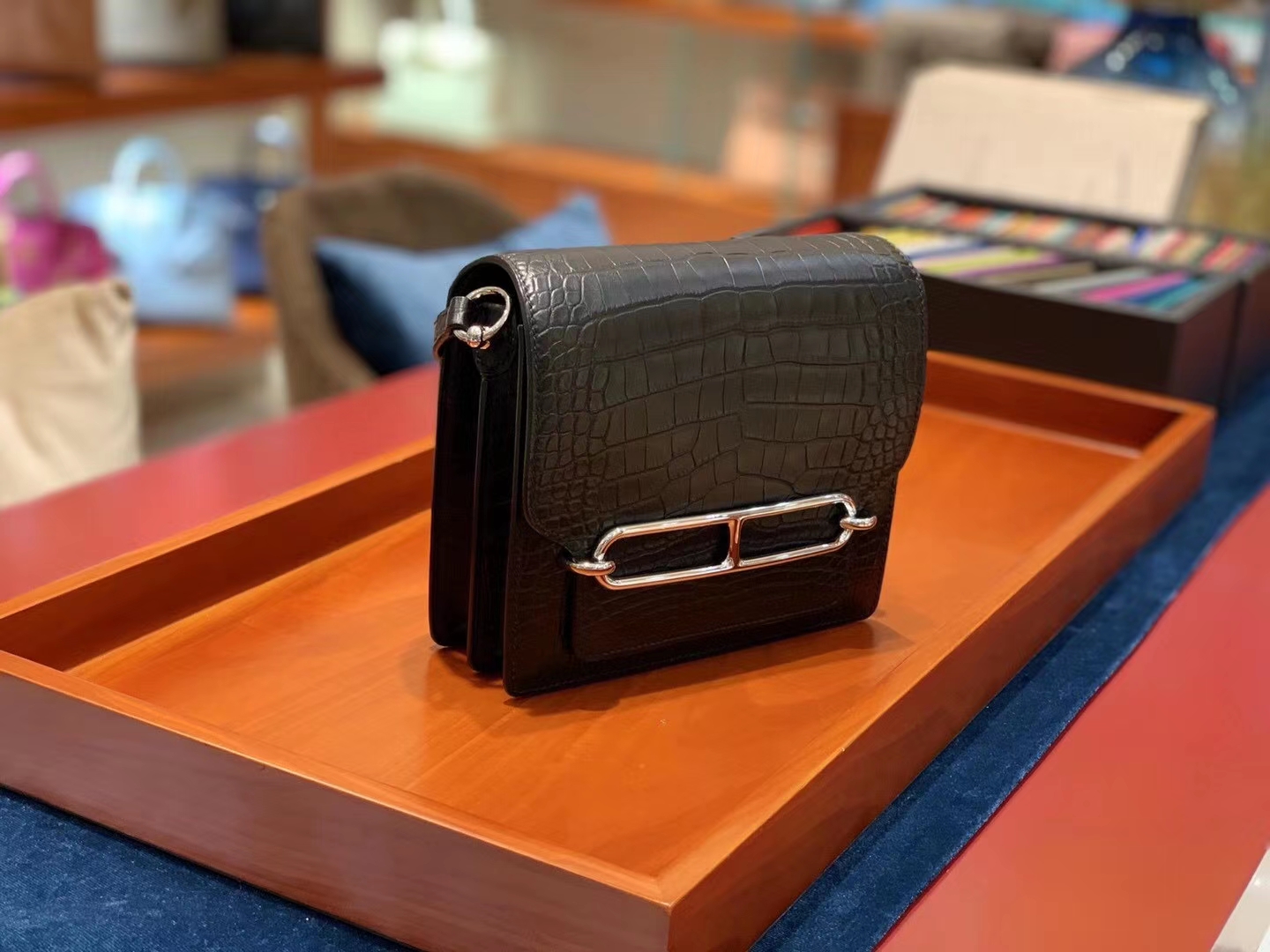 爱马仕包包官网 HERMES 爱马仕 roulis 18cm 黑银 雾面 鳄鱼皮