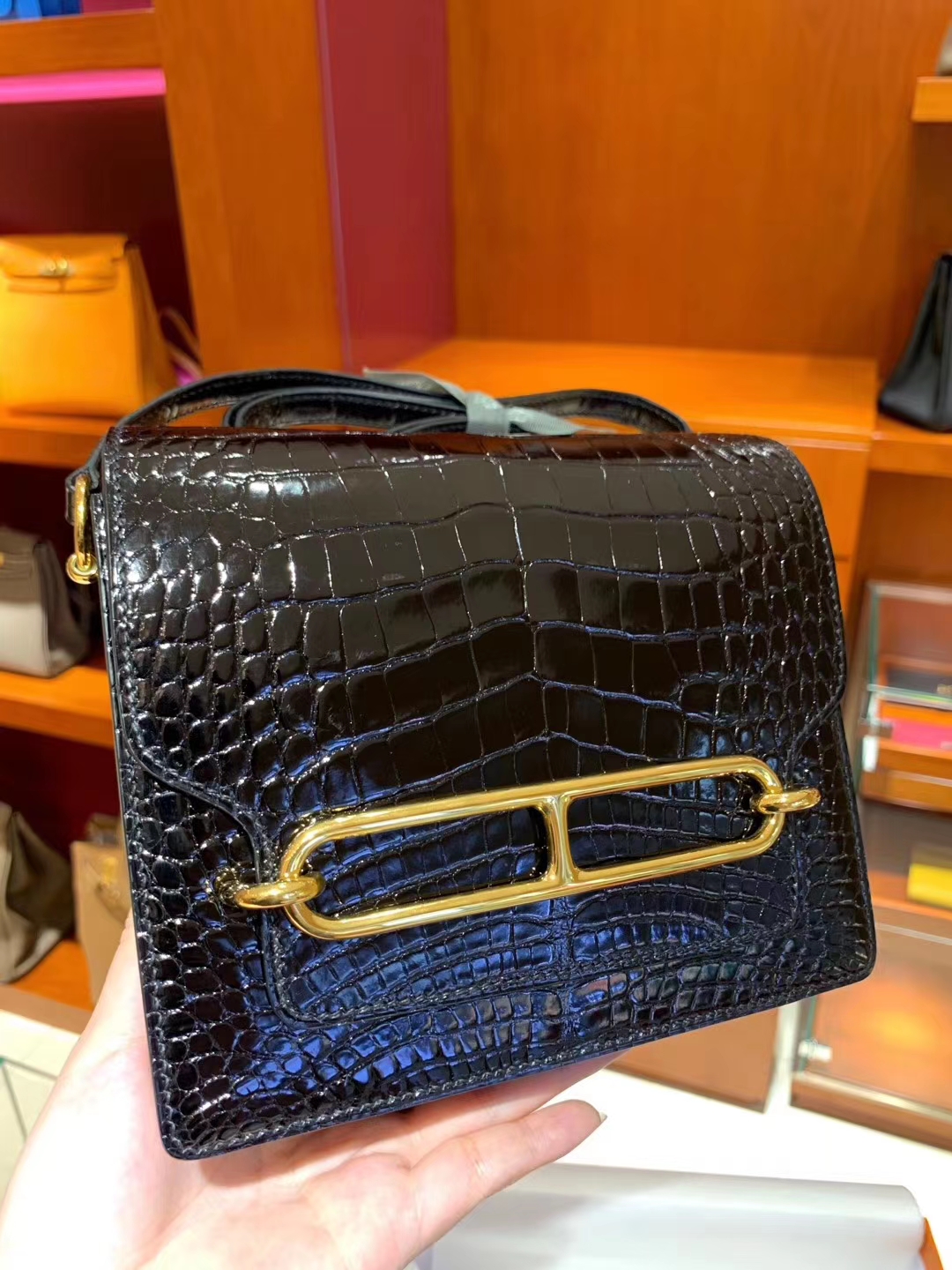 爱马仕包包官网 HERMES 爱马仕 roulis 18cm 黑金 鳄鱼皮