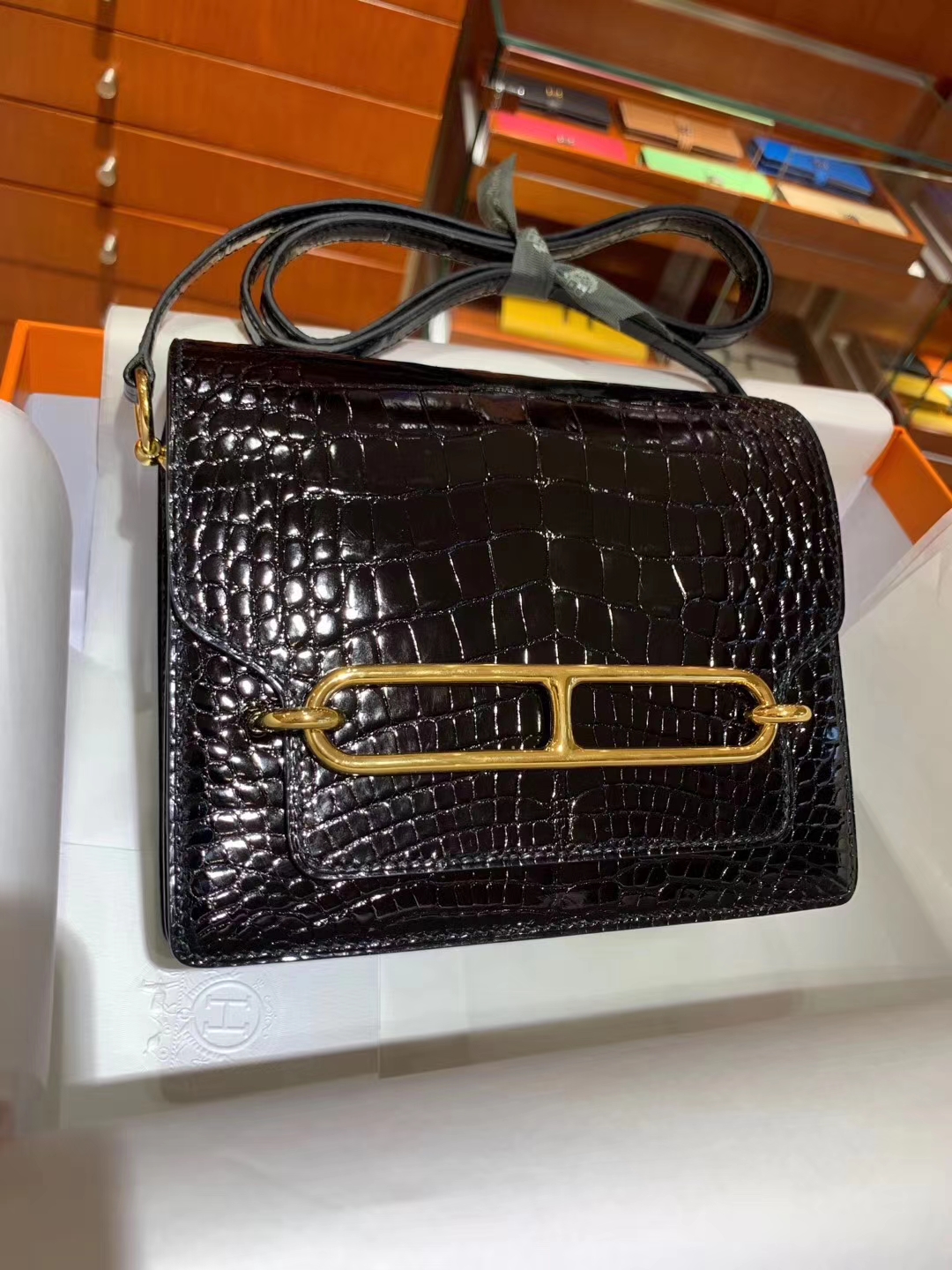 爱马仕包包官网 HERMES 爱马仕 roulis 18cm 黑金 鳄鱼皮