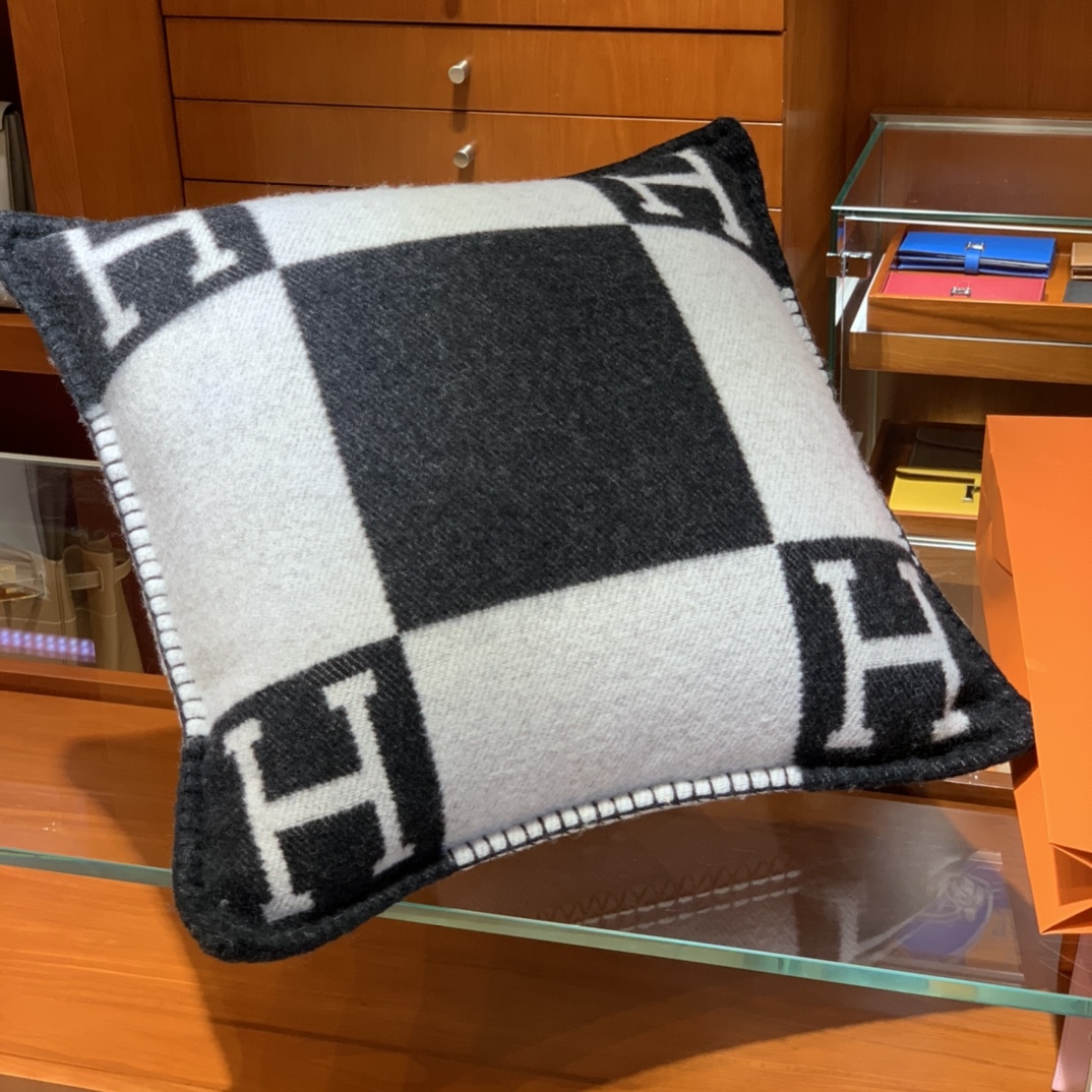 爱马仕官网 高订版靠枕  黑色 50*50cm   90%羊毛  10%羊绒  
