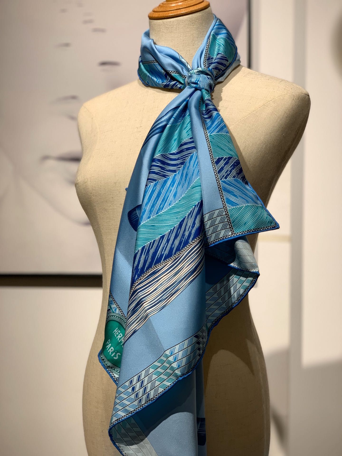 2020年春夏· 新 HERmes《福宝挚爱》 四色入 90*90cm 100%真丝 蓝色