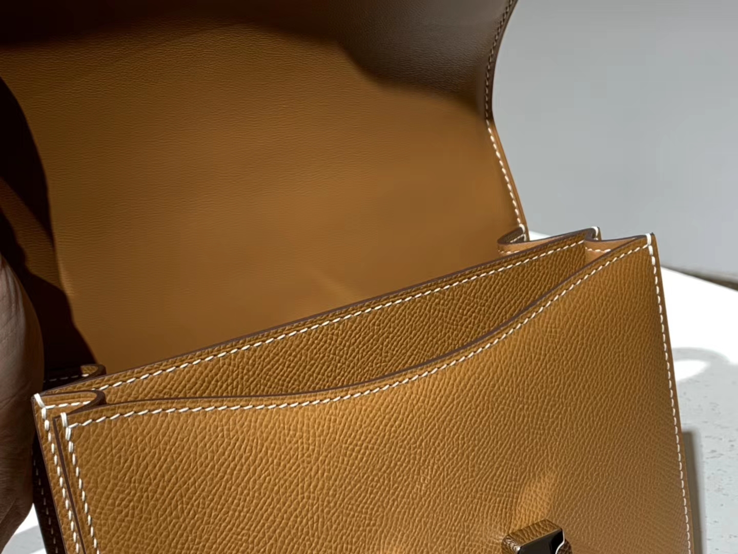 爱马仕女包批发 Constance 18cm 金棕色 现货