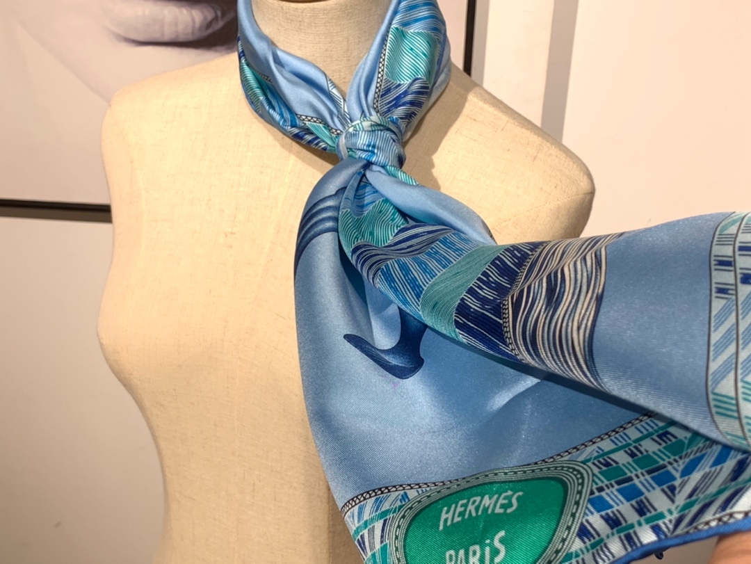 2020年春夏· 新 HERmes《福宝挚爱》 四色入 90*90cm 100%真丝 蓝色