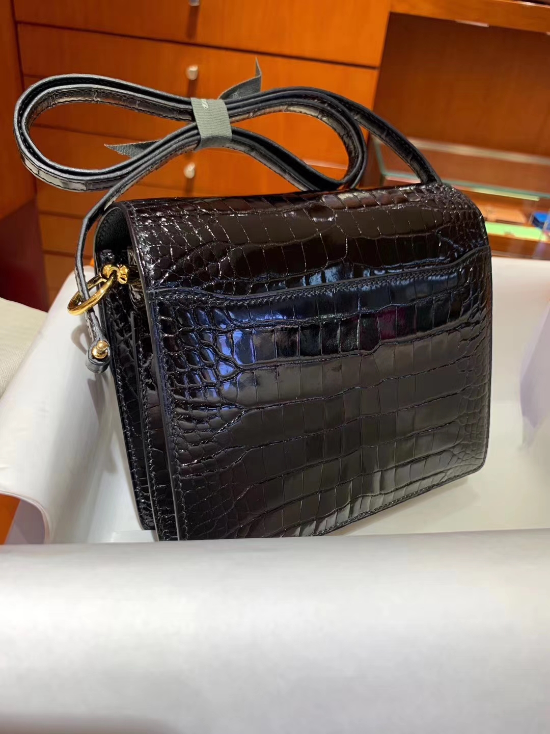 爱马仕包包官网 HERMES 爱马仕 roulis 18cm 黑金 鳄鱼皮