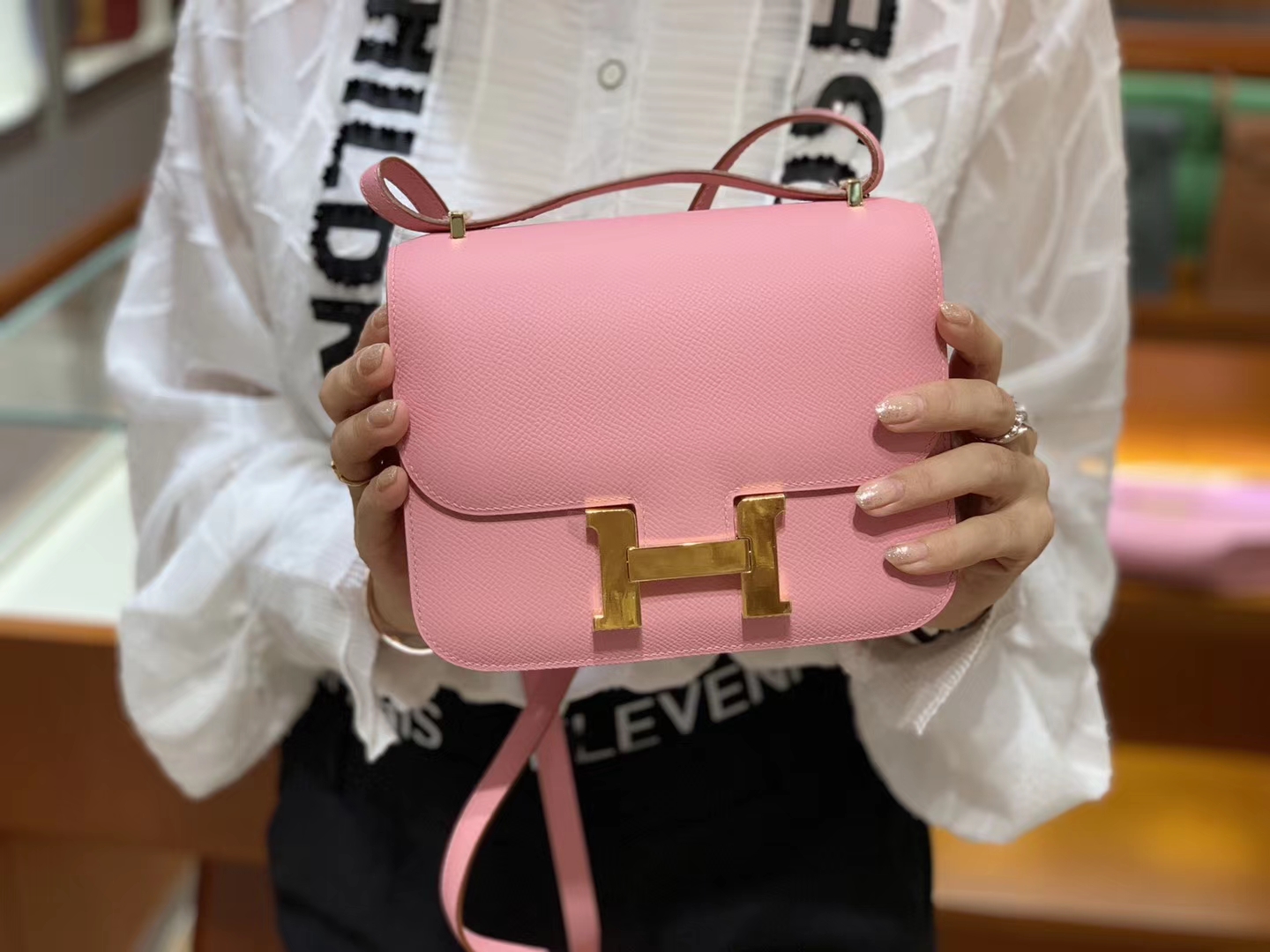 爱马仕官网 Constance 18 cm Epsom   3Q Confetti奶昔粉金扣 现货