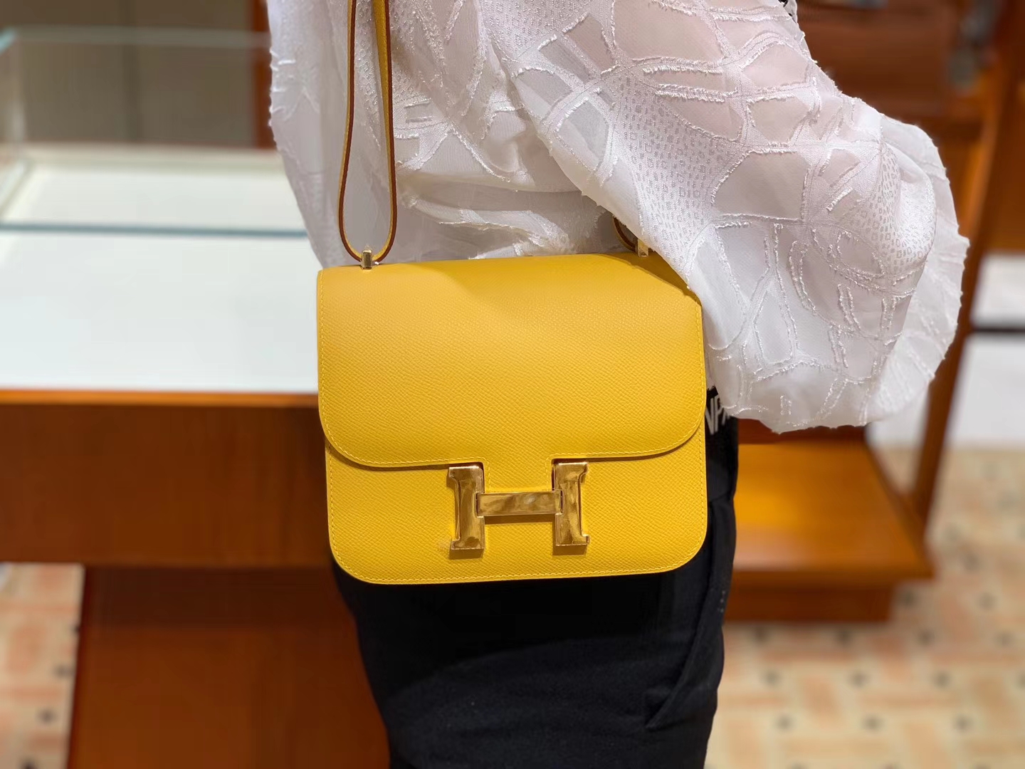爱马仕官网 Constance 18 cm Epsom   9D Amber 琥珀黄金扣 现货