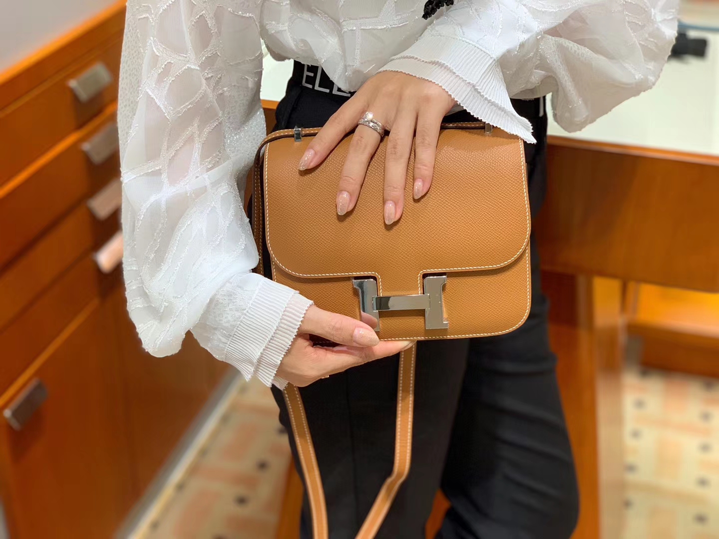 爱马仕官网 Constance 18 cm Epsom   37 Gold 金棕银扣