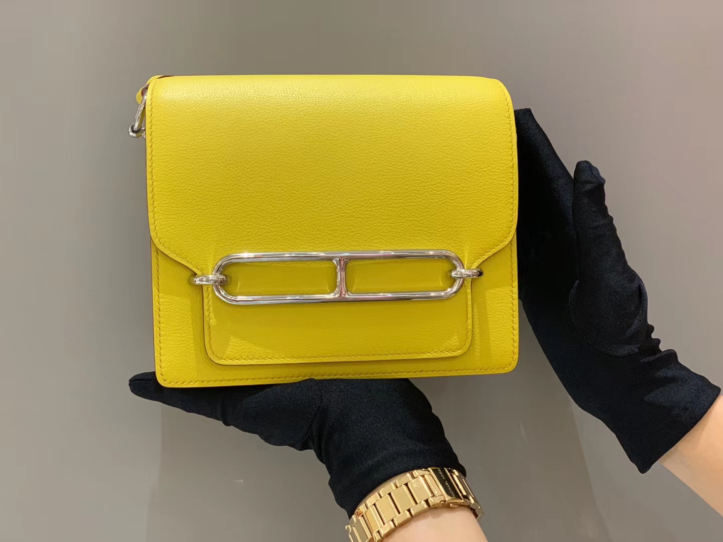 爱马仕香港官网 Roulis 18cm Evercolor   9O —Jaune De Naples那不勒斯黄  介于琥珀黄-柠檬黄之间的黄色 