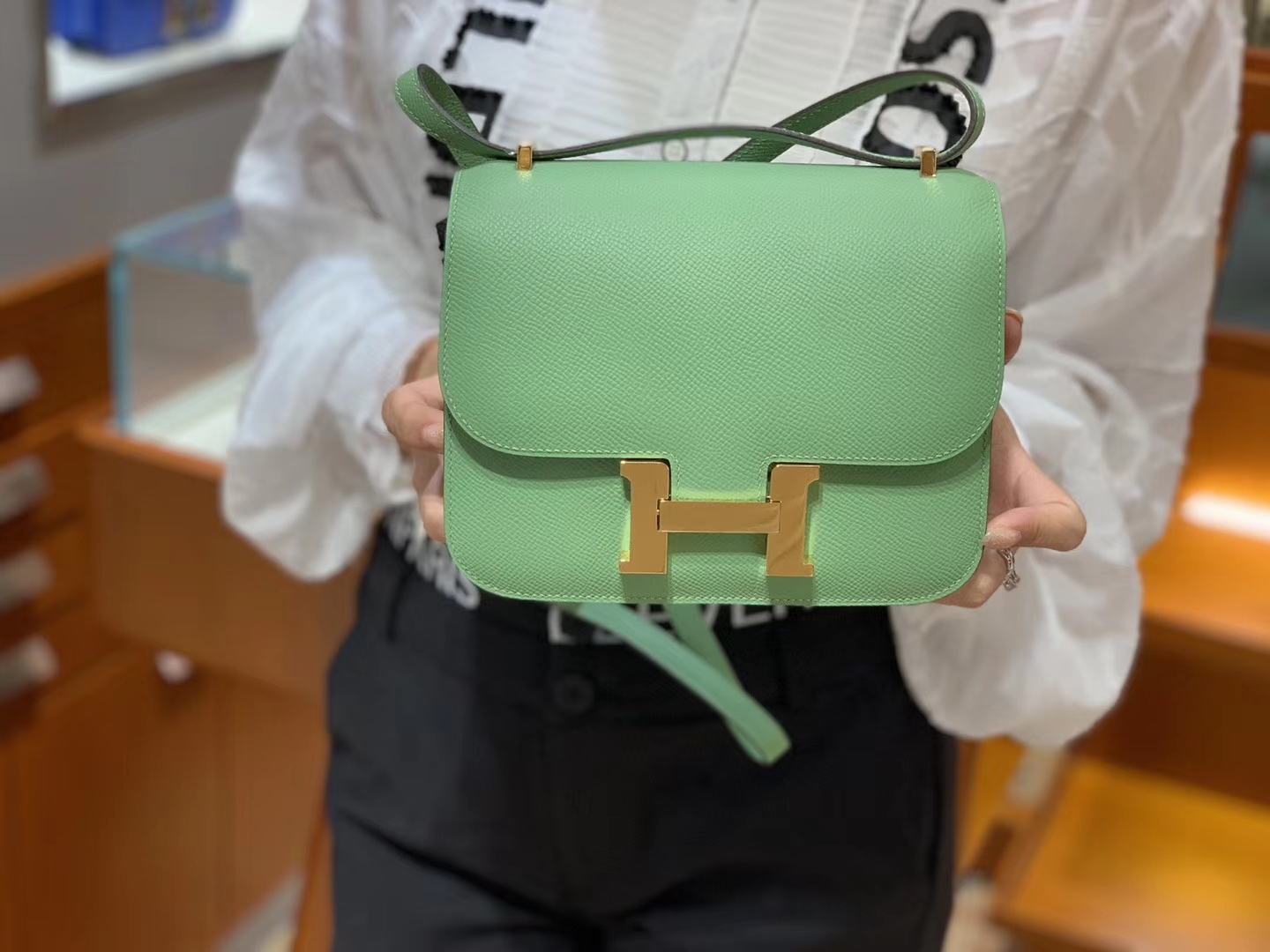 爱马仕官网 Constance 18 cm Epsom   3i Vert Criquet牛油果绿金扣 现货