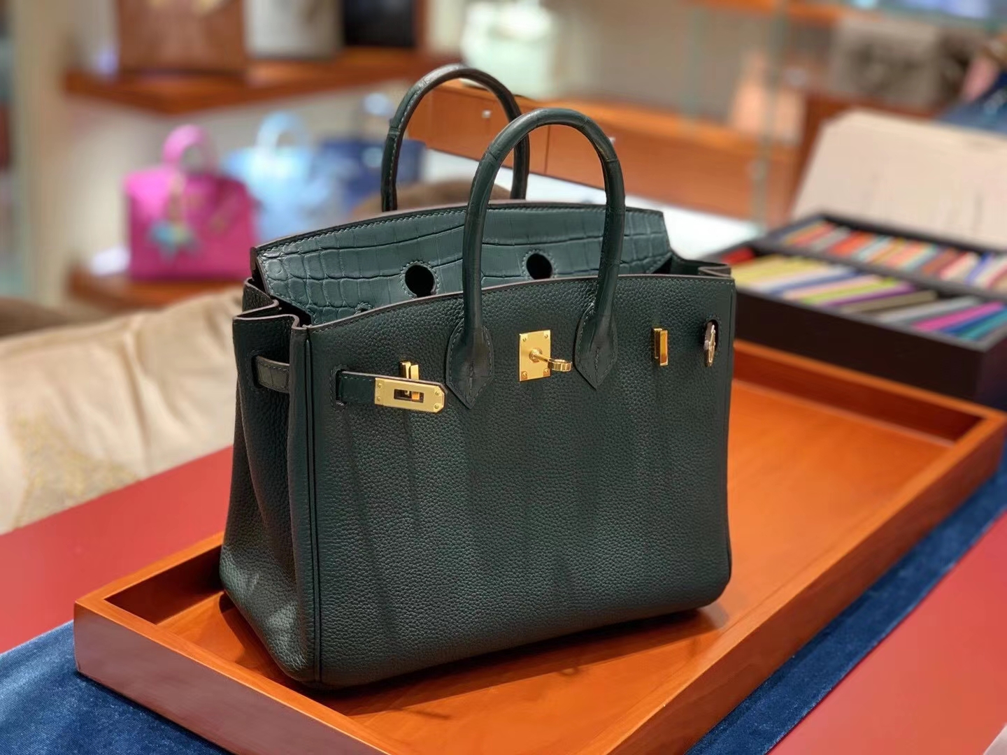 爱马仕官网 Birkin Touch 25cm  一只很高贵的绿色拼皮Birkin Touch的出现迎合了很多爱美姐姐的审美