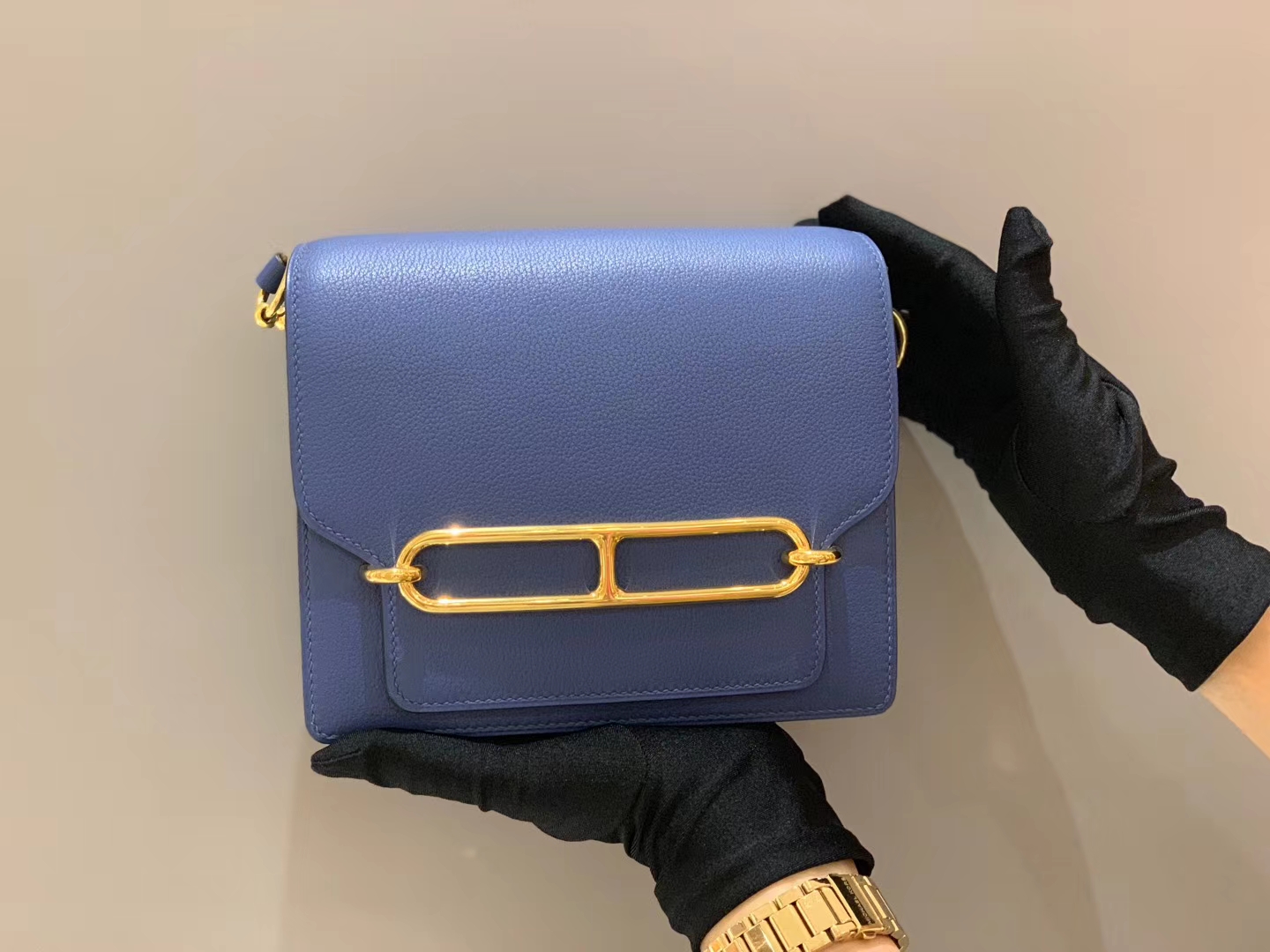 爱马仕女包 Roulis 18cm Evercolor  7R —Blue Agate. 玛瑙蓝  温柔的蓝色，看着很舒服的蓝色