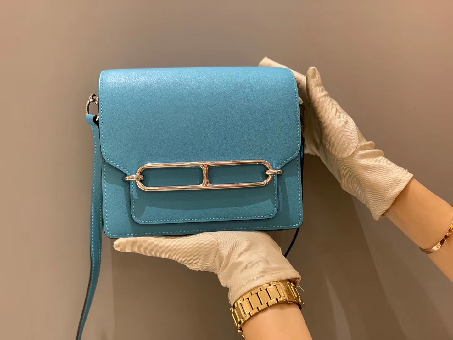 HERMES 爱马仕 Roulis 18cm Evercolor  P3 Bleu De Nord—北方蓝  这个颜色真的从2019火到2020  比马卡龙蓝饱和度更高的亮蓝色