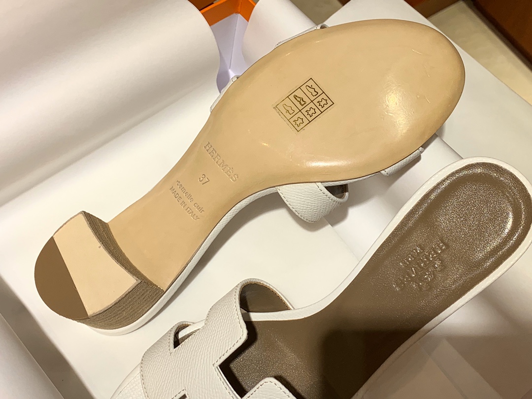 爱马.仕  经典款拖鞋 高端订制  独家品质   材质：掌纹皮 颜色：白色 尺寸：平跟35～41 中跟35～41(跟高4cm) 偏小一码  码数不调换